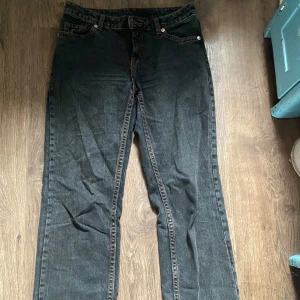 Raka lågmidjade jeans - Super söta svarta raka jeans från HM som tyvärr blivit för små och för korta på mig som är 174 cm. Jeansen är mid/ lowrise. De är inte använd så mycket och det finns inga defekter.  Midjemått (rätt över): 42 cm Innerben: 79 cm Skriv om bilder/frågor🥰