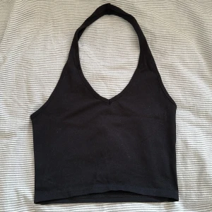 Svart halterneck linne - Svart linne från HM, storlek s men mer som en xs. Stretchigt material. Banden går runt nacken. 95% cotton