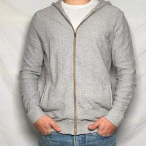 Sjukt fet hoodie från Massimo Dutti. Nästintill oanvänd. Nypris: 899 kr. Stilavd pris: 269 kr. Modellen är 171 och väger 65kg.  Hör av dig vid frågor🤝