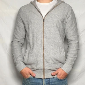 Massimo Dutti Zip-Hoodie - Sjukt fet hoodie från Massimo Dutti. Nästintill oanvänd. Nypris: 899 kr. Stilavd pris: 269 kr. Modellen är 171 och väger 65kg.  Hör av dig vid frågor🤝