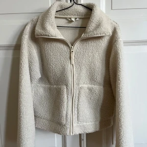 Teddy jacka hm - Säljer denna populära Teddy jacka från hm!  Helt slutsåld på hemsidan, aldrig använd