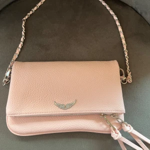 Zadig liknade väska  - Super fin väska som jag köpt utomlands. Den är inte äkta, men ser däremot väldigt äkta ut. Har aldrig använt den så den är i toppen skick💗💗