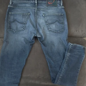 Jacob Cohën - Hejsan! Säljer ett par stiliga blå jeans i storlek 34 men passar 32. Väldigt lite använda och i toppskick! Stretchiga och sköna att ha på sig. Passar perfekt till både vardag och festliga tillfällen. 