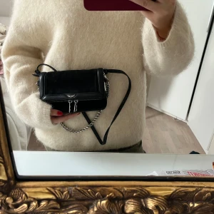 Unik zadigväska! - Ascool väska! Skriv privat för bild på defekter, men väldigt bra skick! Långt band men kan användas både crossbody eller på en axel! Dustbag följer med 💕 Nypris runt 3500 kr tror jag