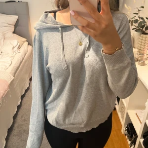 Tunn stickad hoodie - Säljer denna tunnt stickade hoodien, så mjuk och fin ❤️