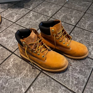 Timberland skor - Säljer min brors gamla timberland kängor för de är för små för honom. Det är i mycket bra skick och i storlek 38. Nypris på dessa skor är 2299kr. Hör av dig om du undrar något och kom gärna med prisförslag!!!