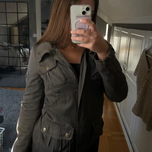 Jacka - Perfekt jacka nu till hösten! Så fin grå färg med coola detaljer. Det står storlek 34 men skulle säga att de är 36/S. 