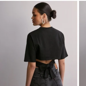 Nelly tröja - Säljer min tröja från Nelly men knytning i ryggen💓