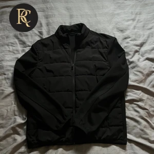 Cardigan - Säljer denna riktigt snygga Cardigan från Zara i storlek M med ett bra skick! Hör av er för fler frågor!🤝