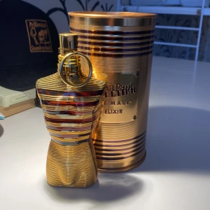 Jean Paul Gaultier Le Male Elixir - En vit extremt från doft av Jean Paul Gaultier. Den passar perfekt in nu när det börjar närma sig det kallare tiderna av året. Det finns unge för 60-65 ml kvar.