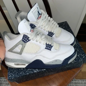 Jordan 4 - Jordan 4 Midnight Navy, köpta på release date i butik. Använt fåtal gånger. Skolåda ingår.