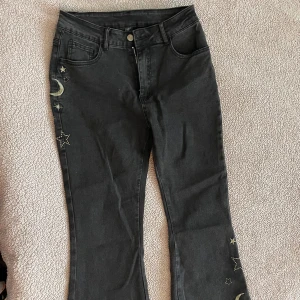 flared jeans med stjärnor - är som ny! har bara använts en gång