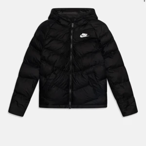 Nike jacka - Den äe i jättebra skick ❤️den passar mig bra, möjligtvis lite stor och jag brukar ha stolek xs så dne passar nån med både xs och s