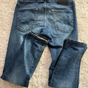 Jack and Jones jeans - Säljer nu mina Jack and Jones jeans i storleken 28. De är använda men de är i nyskick, inga defekter. 