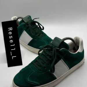 Valentino flycrew - Väldigt fina valentino flycrew i ett extremt fint skick. Alla nitar sitter kvar. För fler frågor är det bara att skriva.