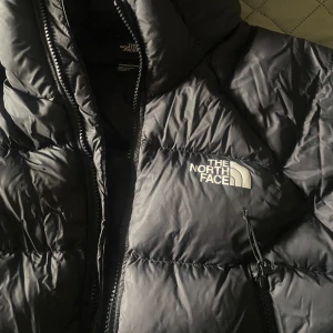 The North Face jacka - Fastnade i en taggbuske så det gick små hål på några ställen (se bilder) den läcker alltså dun och jag har tyvärr inte resurserna för att laga den. Men det är förmodligen enkelt fixat och därför säljer jag med reducerat pris❤️ Kostade runt 1500kr ny