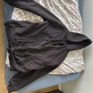 Svart zip hoodie  - Storlek S men passar även för 175+  Köpt får några månader sedan och är i bra skick  
