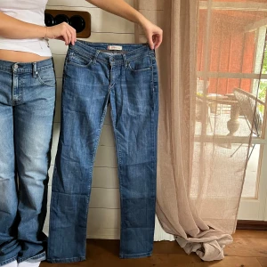 Lågmidjade Levis jeans - Midjemått(rätt över): 36 cm Innerbenslängd: 79 cm  Skriv om ni har några frågor💗//Perfectjeans
