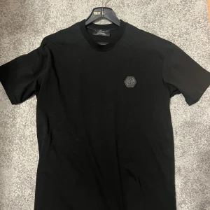 Philipp Plein T-shirt - Säljer denna T-shirt. Den är i mycket bra skick, knappast använd.   Hör av dig vid frågor!