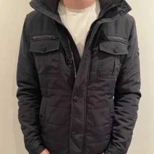 J Lindesberg jacka  -  Hej säljer nu min sjukt snygga och sällsynta J Lindesberg jacka som är perfekt till hösten och vintern. Stolek L fits M sick 10/10 nypris 4 700kr. Säljer för 2599kr  Färg Marinblå. 