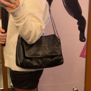 väska  - säljer denna jätte fina väska från zara den är jätte fint skick och bra storlek ❤️knappt använd max 4ggr