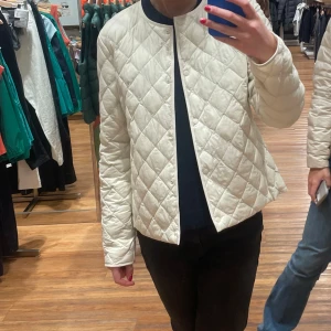 Unqlo jacka  - Denna är inge riktigt min stil längre därför säljer jag. Hör av er vid frågor💓