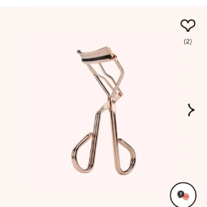 Ögonfransböjare - Helt ny ögonfransböjare, endast testad.  3 st curler pads följer med. Nypris: 299kr, säljer för 150kr  Från Tweezerman!!