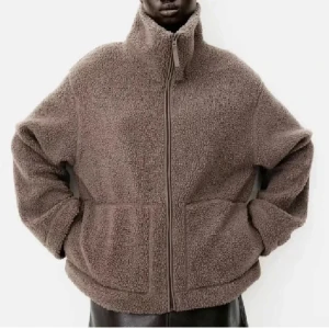 Teddy jacka HM - Helt slutsåld, Passar bra både på S och M. Helt ny med prislapp på💞 Köparen står för frakt!