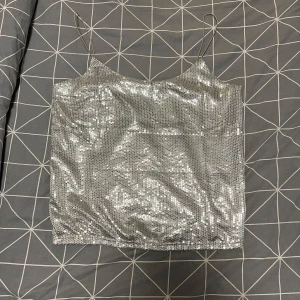 Topp - Silvrig glitter topp från Rut&Circle. Är i mycket bra skick. Storlek M