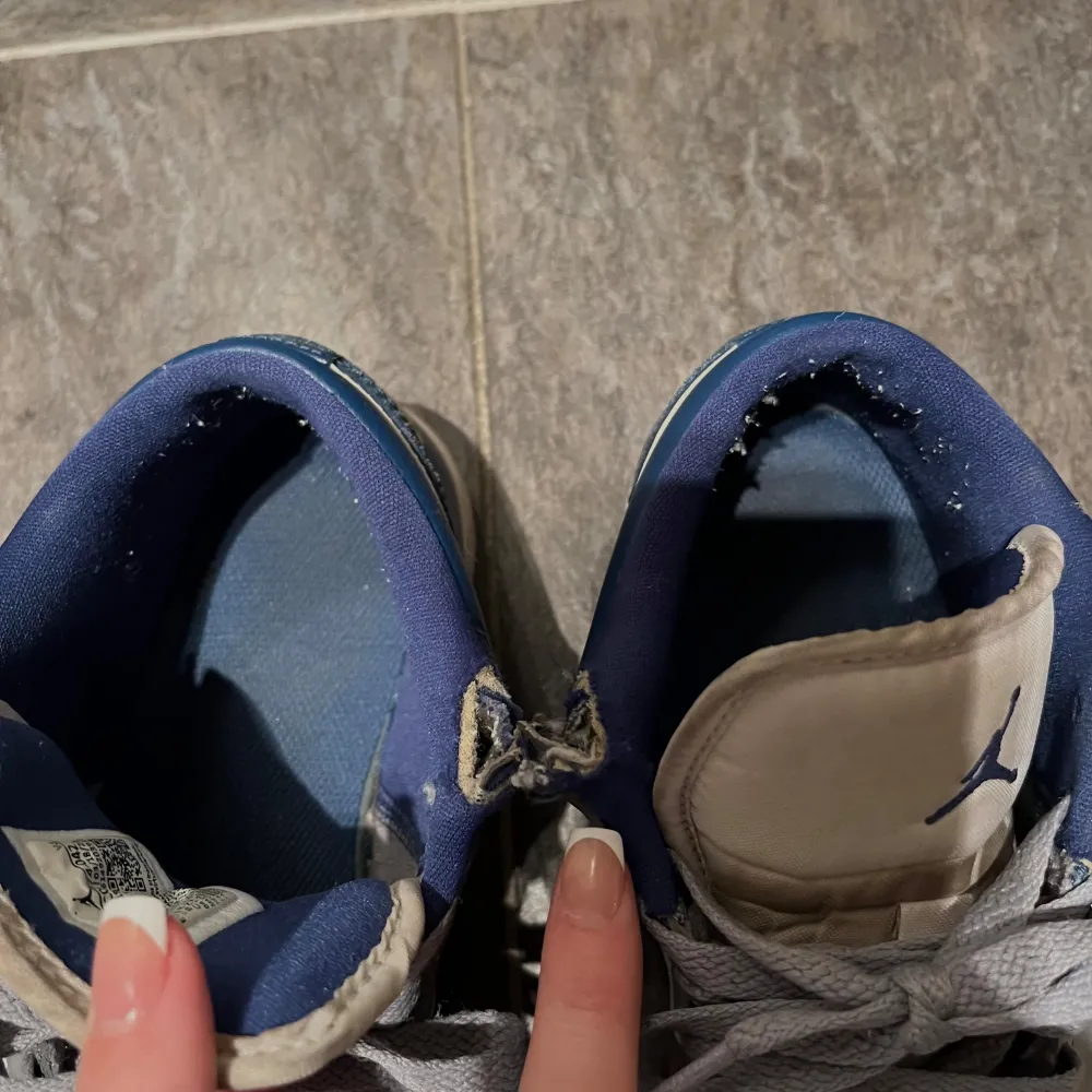 Intressekoll på mina slutsålda air jordans. De är köpta för cirka 2 år sedan för 1800kr och har använts flitigt. Supersköna att ha som vardags skor. Defekt finns på innersidan av skorna (sista bilden) inget som syns när de är på, men därav priset🩷. Skor.