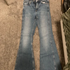 Mörkblå Jeans - Jag säljer mörk blåa flared jeans med hjärtformade fickor. Det är jeans som man använda vardagligt. 