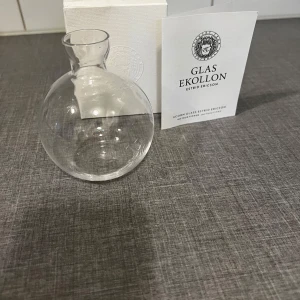 Ekollon vas  - En vas för ekollon. Den är helt ny och är från Estrid Ericsson. Den är i originalförpackningen