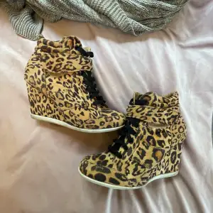 Leopard skor med killlack, storlek 39 men jag som har 38 kan också ha dom 💞skosnöret på ena skon är trasigt men ihopknutet💞