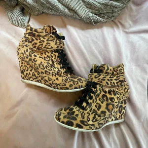 Leopard skor  - Leopard skor med killlack, storlek 39 men jag som har 38 kan också ha dom 💞skosnöret på ena skon är trasigt men ihopknutet💞