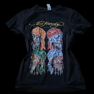 Ed Hardy t-shirt  - säljer denna ed Hardy t shirt eftersom att jag ej använder den längre, den är använd några gånger men i bra skick. Skriv för mer info eller bilder, priset kan diskuteras 🤩