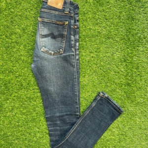 Nudie Jeans - Säljer dessa feta Nudie Jeans med skinny jeans passform. Storlek 27/32. Skicket är inte fläckfritt men nästintill perfekt. Skriv vid minsta fundering!! 