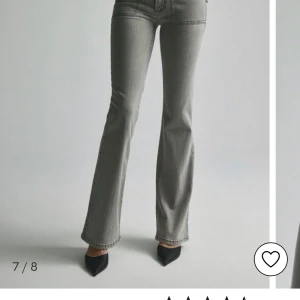 Low waist bootcut jeans - Säljer nu mina as snygga låg midjade bootcut jeans I från Nelly! Varan är nu ut ur lager. Har endast använts et par gånger. Storlek 32 alltså xs. 