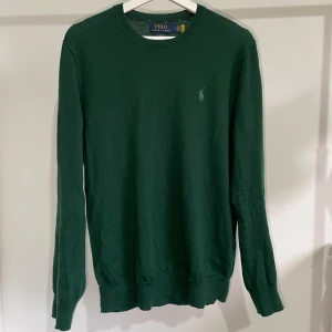 Ralph Lauren Tröja - Nypris ca 1800. Använd fåtal gånger, tröjan är av merinoull. Endast ett litet fel på baksidan, knappt märkbart. Se sista bilden