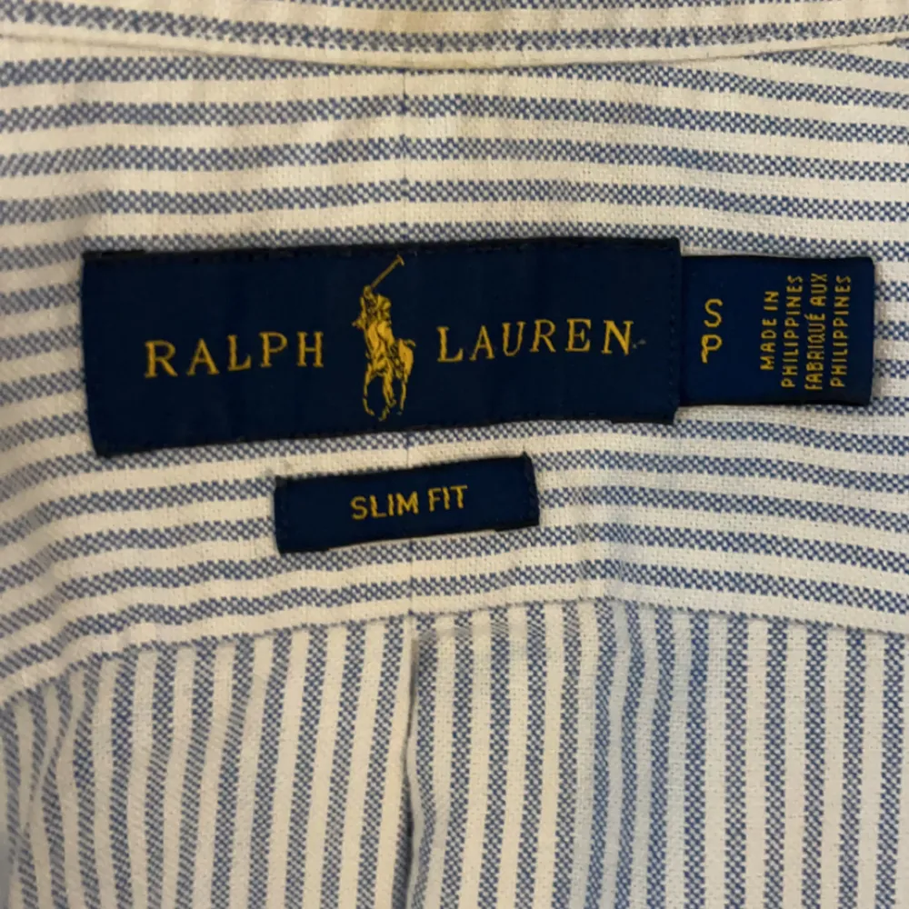 Skitsnygg ralph lauren skjorta i ett mycket bra skick i storlek S Nypris 1600kr vårt pris 350kr✅ Fraktar inom 24h📦✅ . Skjortor.