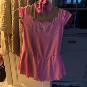 Konståknings klänning rosa - Superfin oanvänd rosa konståkningsklänning som är för stor men väldigt fin!💗