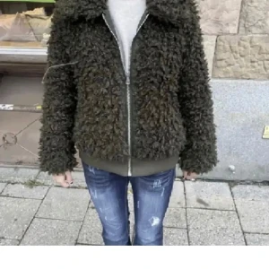 Fluff jacka  - Jätte snygg grön fluffig jacka, varm!
