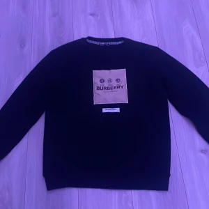 Burberry tröja - Hej jag säljer min fina svarta burberry tröja i storlek M som är i nyskick bara använd ett fåtal gånger 