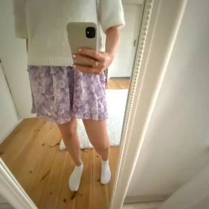 Kjol - Lila blommig kjol💜 Köpt från Vila för 2-3 år sen, använd 1-2 gånger.  Inga defekter. 