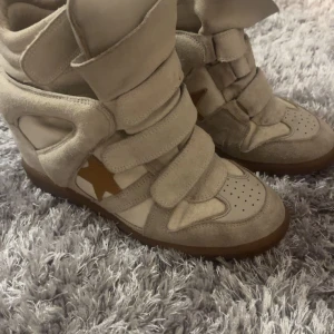 Isabel marant  - Säljer dom här äkta isabel marant skorna, ganska bra skick, inga skador väldigt fina på💕 storlek 38 