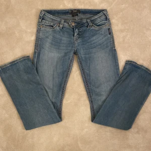 Low waist jeans - Snygga bootcut jeans från märket silven. Storleken är W29 och L33 men skulle säga typ xs-s. De är low waist och i bra skick!! Priset kan diskuteras 