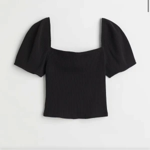 Topp från H&m💕 - Jättefin beige ribbad topp från H&m. Använd typ 3 gånger. OBS! Den är beige och inte svart.💓