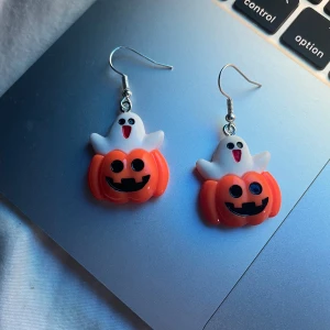 Örhängen spöke i pumpa  - Örhängen spöke i pumpa👻🎃 hemmagjord  Du får med ploppar💕