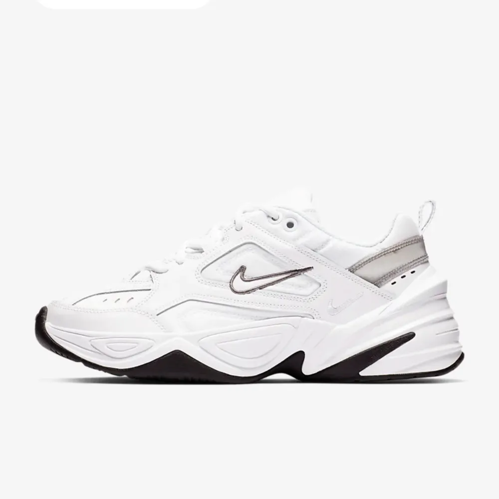 Helt nya NIKE M2K Tekno (slutsålda på hemsidan).. Skor.