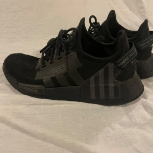Adidas NMD - Svarta adidas NMD Använda  Relativt bra skick  Storlek 40 2/3 Finns i Ystad 