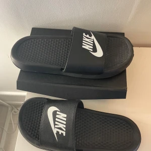 Nike tofflor - Helt nya Nike tofflor. Inte alls använda. Säljer pga att de är för små. Kontakta mig för mer information eller bilder!😊✌️